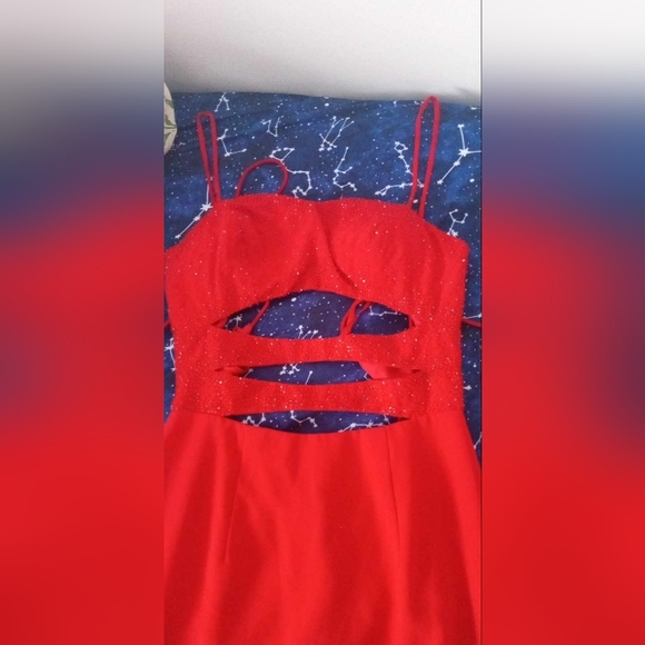 Dresses - Picture 2 of 3